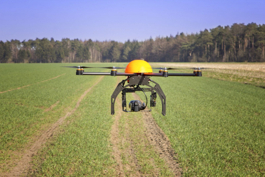 Un dron sobrevolando un campo. Foto UNVEX.