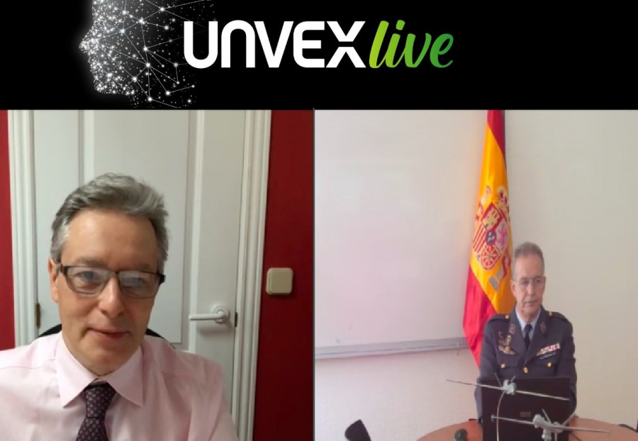 Dominique y el general Álvarez en la inaguración. Foto Infodefensa