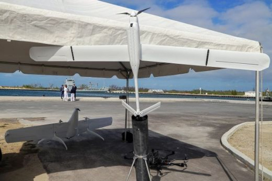 Dos de los modelos de drones adquiridos por Las Bahamas. Foto The Royal Bahamas Defence Forces
