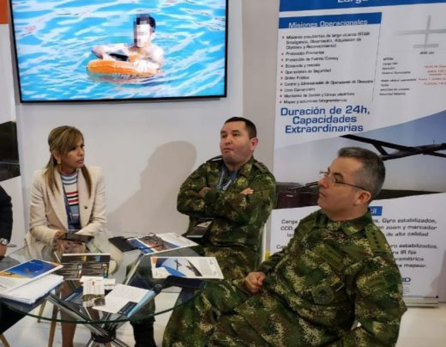 Altos oficiales del Ejército Colombiano, visitando el stand de Bluebird. Fotos Infodefensa.com