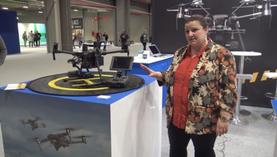 Responsable de Ventas de Drones en Acre, Mar Rodríguez, junto al Matrice 210V2 en Sicur. Foto Infodefensa.com