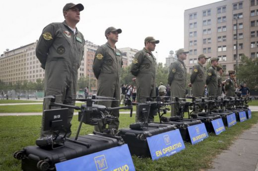Operadores de la Sección Drones de la Prefectura Aérea junto a su nuevo equipamiento. Foto Ministerio del Interior