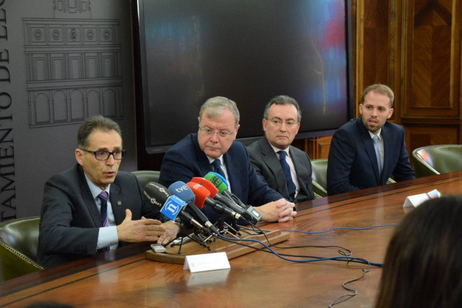 Ángel Alonso, Antonio Silván, Fernando Salguero y Efrén Alonso, tras la firma del acuerdo. Foto Auvsi.