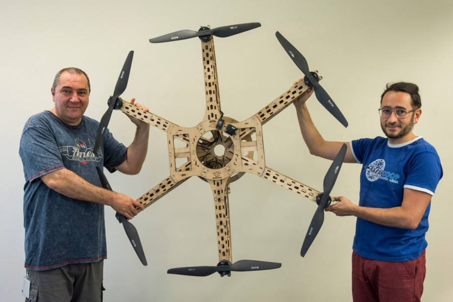 Andreu Ibáñez y compañía con el dron. Foto 50 millimeteres.com y Dronecoria.
