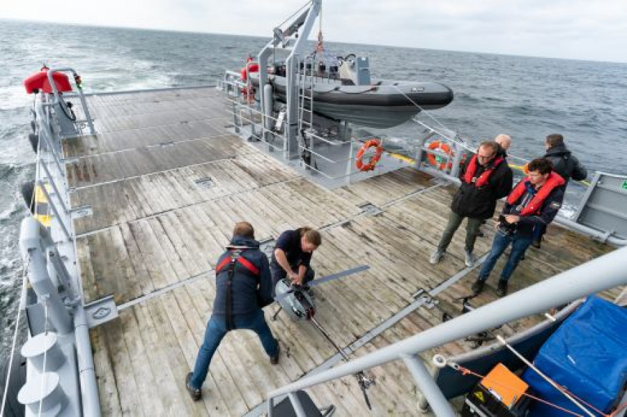 Pruebas de búsqueda y rescate con un helicóptero no tripulado en el Mar del Norte. Foto Damen