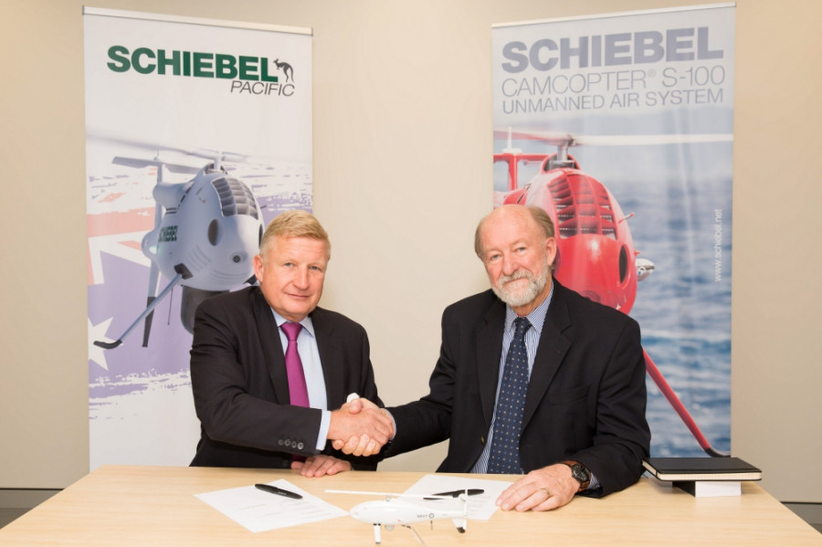Firma del acuerdo con AAA. Foto Schiebel.
