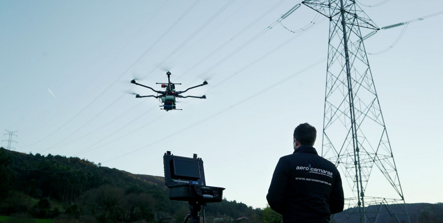Trabajos de inspección en redes eléctricas. Foto Aerocamaras.