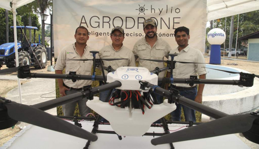 El equipo de la startup durante las pruebas. Foto Hylio.