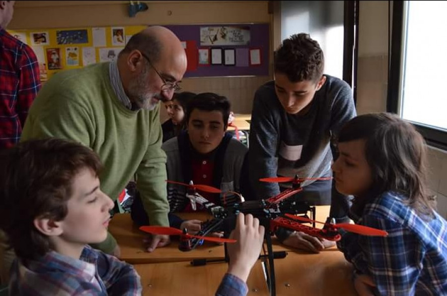 160509 dron uav uas colegio helicoptero drone4students twitter01