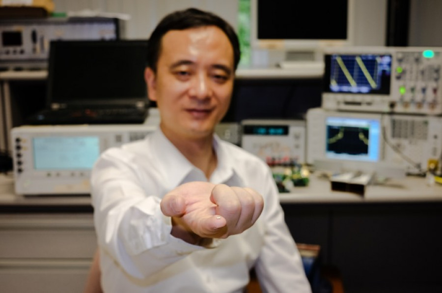 NRbanner   Radar chip on finger