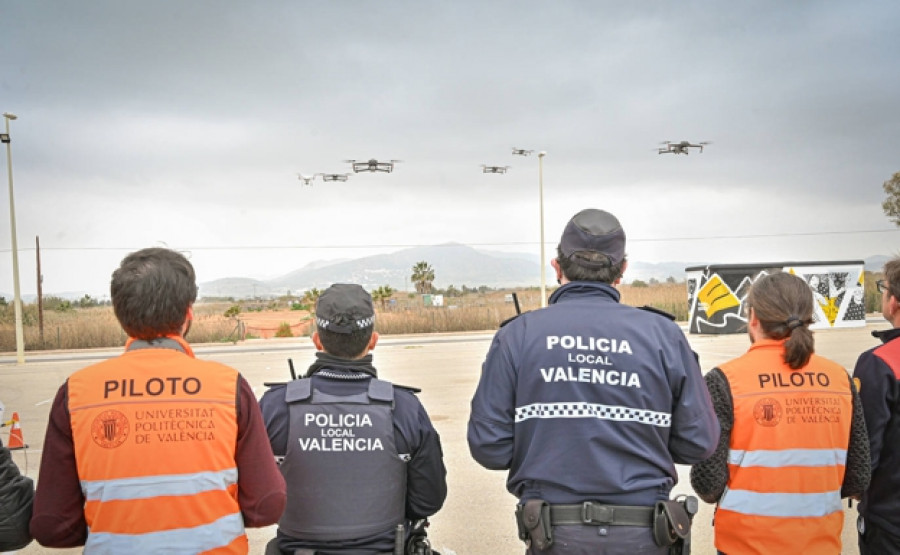Pilotos participantes en el vuelo organizado este martes en Puçol. FotoUPV