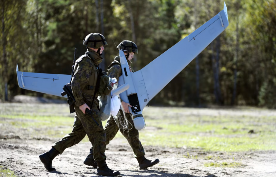 Soldados finlandeses transportando un dron. Foto Jussi Nukari  Lehtikuva