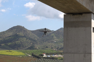 Dron inspeccionando un viaducto. Foto FADA Catec