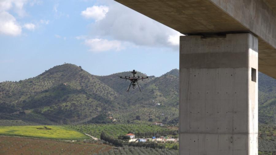 Dron inspeccionando un viaducto. Foto FADA Catec