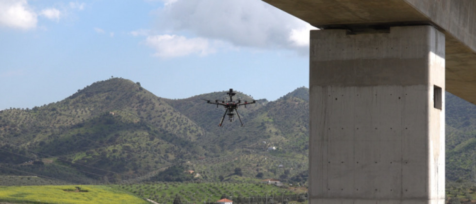 Dron inspeccionando un viaducto. Foto FADA Catec
