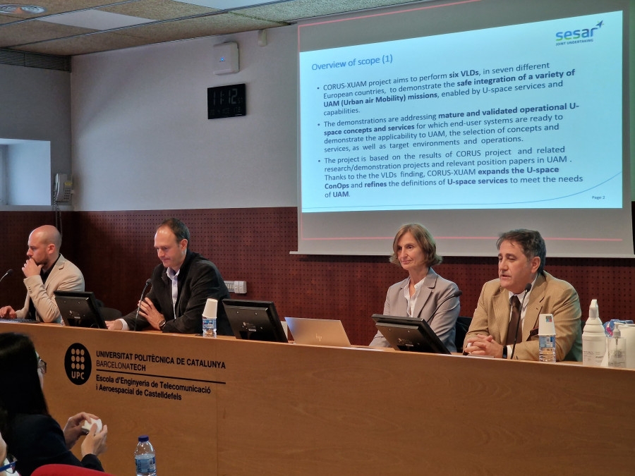 El jefe de Drones de ENAIRE, Daniel García Monteavaro, segundo por la izquierda, en la Universidat Politécnica de Catalunya