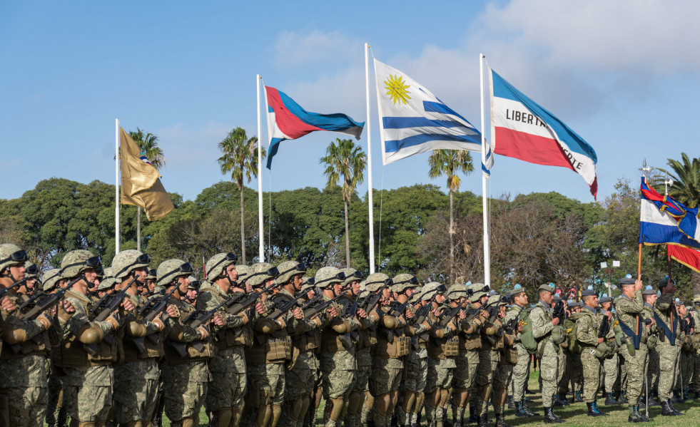 Uruguay celebra el Día del Ejército pendiente de la renovación de su fuerza blindada
