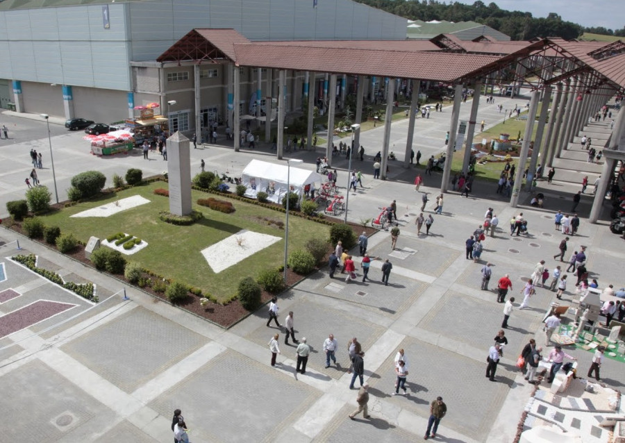 Plaza y Paseo Central recinto Feira Internacional de Galicia ABANCA