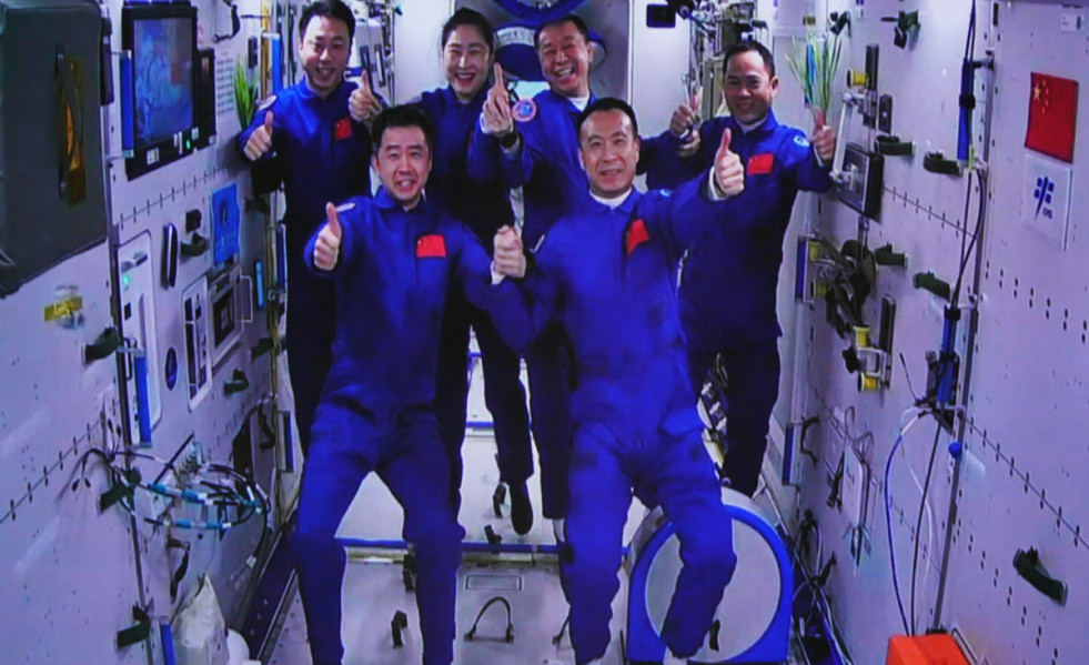 China finaliza el relevo de astronautas de su estación espacial