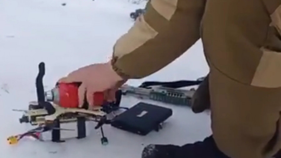 Soldado ruso manipula nuevo drone ruso bumeran 98