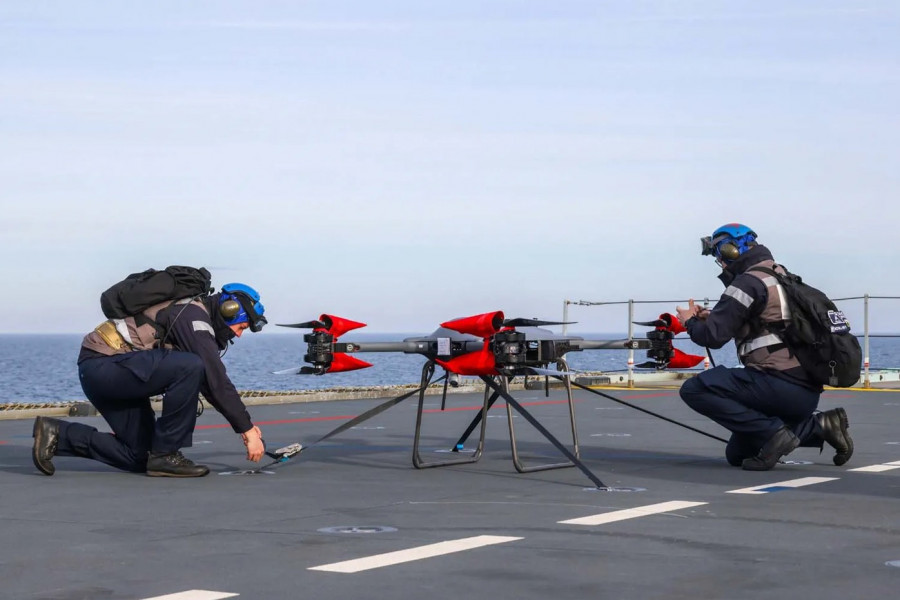 Soldados del Escuadrón Aeronaval 700X sobre la cubierta del portaaviones HMS Prince of Wales. Foto. Royal Navy
