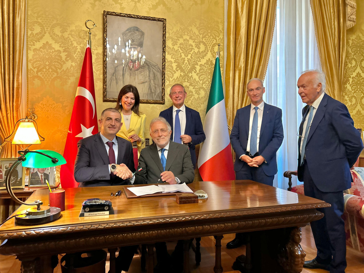Firma del cierre de venta de Piaggio Aerospace a la compau00f1u00eda turca Baykar. Foto. Baykar