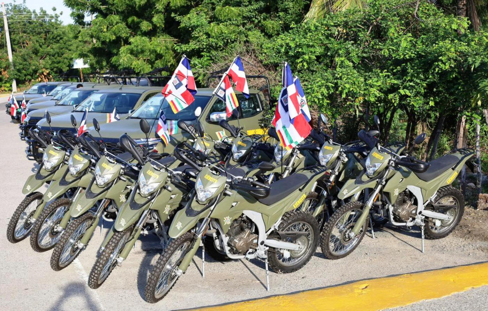 El Ejército de República Dominicana entrega instalaciones y vehículos a unidades desplegadas en la frontera con Haití