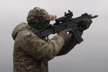 Soldado disparando munición antidrones. Imagen. Brave1