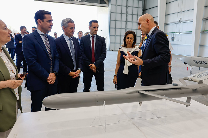 Fotogalería: Robles conoce los drones Sirtap y Tarsis, el micromisil Fox y la bomba guiada BAT