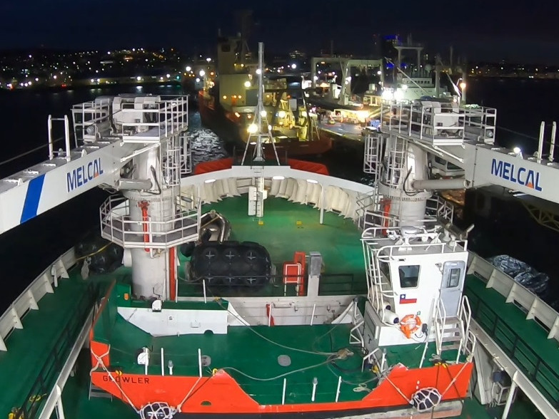 El rompehielos Viel de la Armada de Chile despliega la barcaza Growler por primera vez a la Antártica